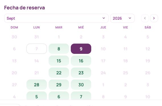 Calendario real de reservas de Tuku, con días disponibles en verde y la fecha seleccionada en violeta